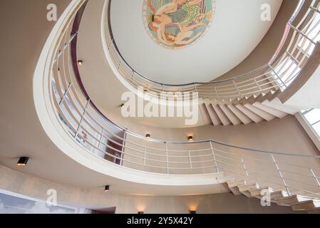 Punto di riferimento Art Deco affacciato sulla Baia di Morecambe e sulle colline del Distretto dei Laghi oltre, il resort sul mare di Morecambe. Foto Stock