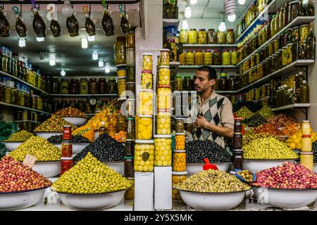 Olive e sottaceti, suk di Marrakech, Marocco, Africa settentrionale, continente africano Foto Stock
