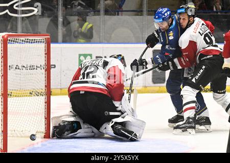 Kladno, Repubblica Ceca. 20 settembre 2024. Il giocatore ceco Jaromir Jagr di Rytiri Kladno, a 52 anni ha segnato contro l'HC Sparta Praga e ha battuto il suo record (diventando il più vecchio giocatore a segnare un gol in una competizione professionistica) a Kladno, Repubblica Ceca, 20 settembre 2024. Jaromir Jagr (centro) segna. Foto Stock