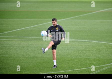 Dortmund, Germania. 23 settembre 2024. Calcio: Bundesliga, Borussia Dortmund allenamento: Allenatore Nuri Sahin gioca con la palla. Credito: Bernd Thissen/dpa - NOTA IMPORTANTE: In conformità con le normative della DFL German Football League e della DFB German Football Association, è vietato utilizzare o far utilizzare fotografie scattate nello stadio e/o della partita sotto forma di immagini sequenziali e/o serie di foto video./dpa/Alamy Live News Foto Stock