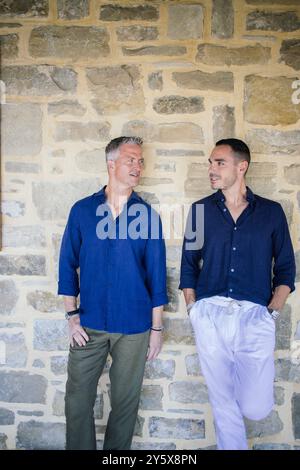 Oprtalj, 210824. Ralph Schumacher, ex pilota di Formula 1, vendemmia e cantina. Nella foto: Ralf Schumacher e il suo partner Etienne Bousquet-Cassagne. Foto: Vedran Peteh / CROPIX Copyright: XxVedranxPetehx schumacher oprtalj37-210824 Foto Stock