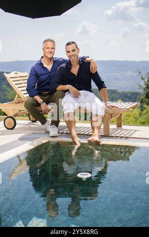 Oprtalj, 210824. Ralph Schumacher, ex pilota di Formula 1, vendemmia e cantina. Nella foto: Ralf Schumacher e il suo partner Etienne Bousquet-Cassagne. Foto: Vedran Peteh / CROPIX Copyright: XxVedranxPetehx schumacher oprtalj51-210824 Foto Stock