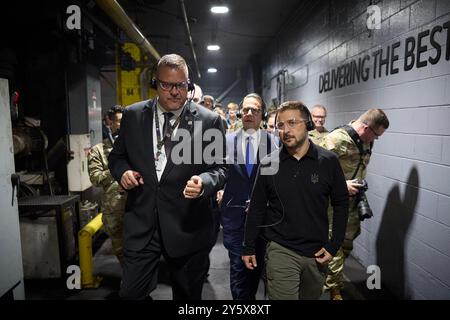 Scranton, Stati Uniti. 22 settembre 2024. Il presidente ucraino Volodymyr Zelenskyy riceve un tour dello Scranton Army Ammunition Plant da Rich Hansen, il rappresentante del comandante presso lo stabilimento di Scranton, Pa., domenica 22 settembre 2024. Zelenskyy era accompagnato dal governatore della Pennsylvania Josh Shapiro e dal senatore Bob Casey (D-Pa.). Foto tramite Ufficio Stampa Presidenziale ucraino/UPI credito: UPI/Alamy Live News Foto Stock