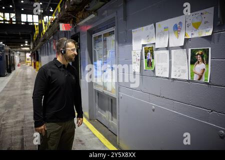 Scranton, Stati Uniti. 22 settembre 2024. Il presidente ucraino Volodymyr Zelenskyy riceve un tour dello Scranton Army Ammunition Plant da Rich Hansen, il rappresentante del comandante presso lo stabilimento di Scranton, Pa., domenica 22 settembre 2024. Zelenskyy era accompagnato dal governatore della Pennsylvania Josh Shapiro e dal senatore Bob Casey (D-Pa.). Foto tramite Ufficio Stampa Presidenziale ucraino/UPI credito: UPI/Alamy Live News Foto Stock