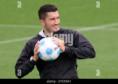 Dortmund, Germania. 23 settembre 2024. Calcio: Bundesliga, allenamento Borussia Dortmund: Allenatore Nuri Sahin guida la sessione di allenamento. Credito: Bernd Thissen/dpa - NOTA IMPORTANTE: In conformità con le normative della DFL German Football League e della DFB German Football Association, è vietato utilizzare o far utilizzare fotografie scattate nello stadio e/o della partita sotto forma di immagini sequenziali e/o serie di foto video./dpa/Alamy Live News Foto Stock