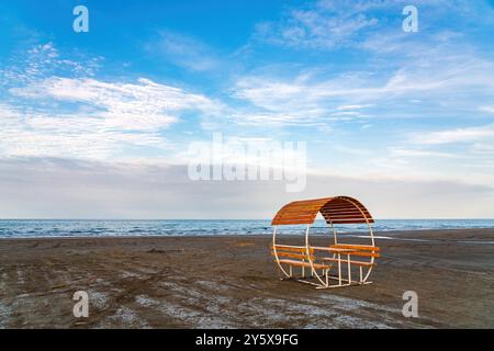 Gazebo vuoto sulla spiaggia al di fuori della stagione turistica Foto Stock