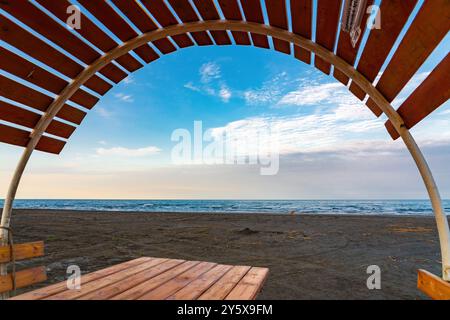 Gazebo vuoto sulla spiaggia al di fuori della stagione turistica Foto Stock