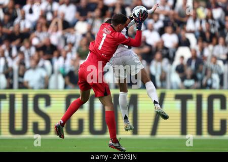 Alex Meret della SSC Napoli e Dusan Vlahovic della Juventus FC combattono per il pallone durante la partita di serie A tra Juventus FC e SSC Napoli all'Allianz Stadium il 21 settembre 2024 a Torino. Foto Stock