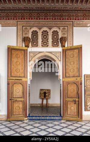 Porta bellissima, che conduce a un cortile interno nel Palazzo Bahia. Marrakech, Marocco Foto Stock