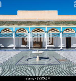 Un colorato cortile interno, situato a marrakech, marocco Foto Stock