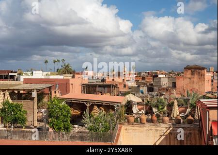 Una vista panoramica sull'antica città fortificata di Marrakech, Marocco, al sole del tardo pomeriggio. Foto Stock