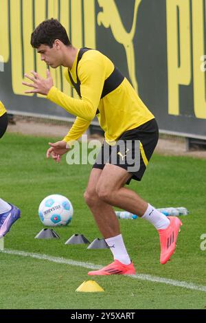 Dortmund, Germania. 23 settembre 2024. Calcio: Bundesliga, allenamento Borussia Dortmund: Gio Reyna si allena. Credito: Bernd Thissen/dpa - NOTA IMPORTANTE: In conformità con le normative della DFL German Football League e della DFB German Football Association, è vietato utilizzare o far utilizzare fotografie scattate nello stadio e/o della partita sotto forma di immagini sequenziali e/o serie di foto video./dpa/Alamy Live News Foto Stock