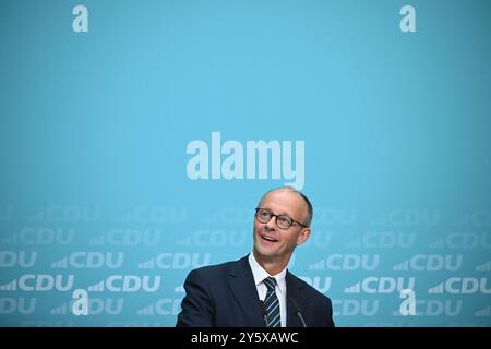 Berlino, Germania. 23 settembre 2024. Friedrich Merz, presidente della CDU, ride durante una conferenza stampa della CDU. Le elezioni di stato in Brandeburgo si sono tenute il 22 settembre. Crediti: Sebastian Christoph Gollnow/dpa/Alamy Live News Foto Stock