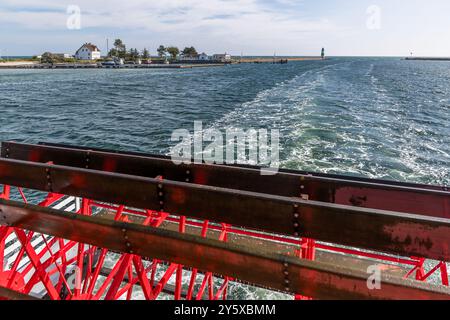 Vista dall'escursione in barca Schlei-Princess all'estuario dello Schlei vicino a Maasholm. Estuario di Schlei con isola pilota e faro di Schleimünde. Albatrosweg, Kappeln, Schleswig-Holstein, Germania Foto Stock