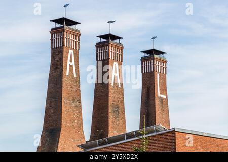 L'affumicatoio di pesce di Föh con le sue tre torri è un punto di riferimento di KappelnKirchstraße, Kappeln, Schleswig-Holstein, Germania Foto Stock