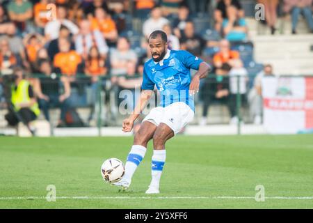 Alex Dyer passa il pallone a Wealdstone vs Barnet 21/09/24 Foto Stock