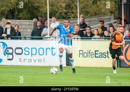 Micah Obiero in marcia avanti a Wealdstone vs Barnet 21/09/24 Foto Stock