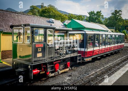 Locomotiva diesel di Ruston di nome George alla stazione di Llanberis sulla Snowdon Mountain Railway nel Galles del Nord. Foto Stock