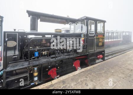 Locomotiva diesel Ruston di nome George presso la stazione di servizio della Snowdon Mountain Railway nel Galles del Nord. Foto Stock