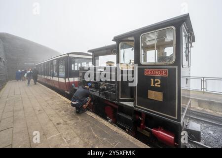 Locomotiva diesel Ruston di nome George presso la stazione di servizio della Snowdon Mountain Railway nel Galles del Nord. Foto Stock