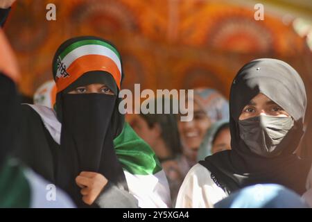 Srinagar, Jammu e Kashmir, India. 23 settembre 2024. I sostenitori ascoltano il leader del partito dell'opposizione indiana Rahul Gandhi, che parla durante una manifestazione elettorale a Shaltang a circa 15 chilometri alla periferia di Srinagar, il Kashmir controllato dagli indiani, il 23 settembre 2024. (Credit Image: © Mubashir Hassan/Pacific Press via ZUMA Press Wire) SOLO PER USO EDITORIALE! Non per USO commerciale! Foto Stock