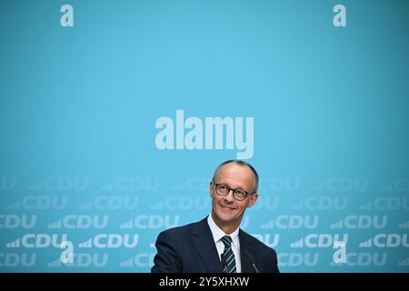 Berlino, Germania. 23 settembre 2024. Friedrich Merz, presidente della CDU, ride durante una conferenza stampa della CDU. Le elezioni di stato in Brandeburgo si sono tenute il 22 settembre. Crediti: Sebastian Christoph Gollnow/dpa/Alamy Live News Foto Stock