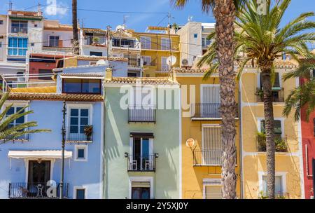 Facciate di case colorate a Villajoyosa, Spagna Foto Stock