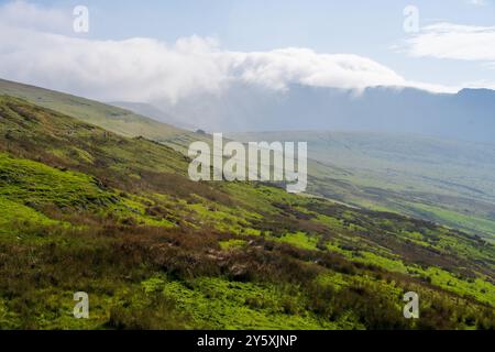 Vista dal treno delle montagne Snowdonia dal treno sulla Snowdon Mountain Railway nel Galles del Nord. Montagne di Misty Snowdonia. Foto Stock