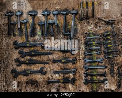 Utensili appesi al muro presso la Ropley Engineering Works, sede della linea Watercress. Foto Stock