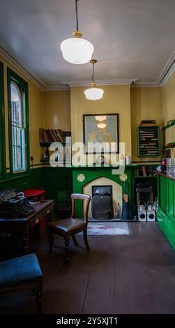 L'ufficio restaurato della stazione di Ropley, sede della ferrovia a vapore della Watercress line. Foto Stock