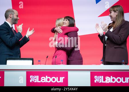 La Cancelliera dello Scacchiere Rachel Reeves si congratula con la sorella e presidente del partito laburista, Ellie Reeves, dopo aver partecipato alla conferenza del partito laburista a Liverpool. Data foto: Lunedì 23 settembre 2024. Foto Stock