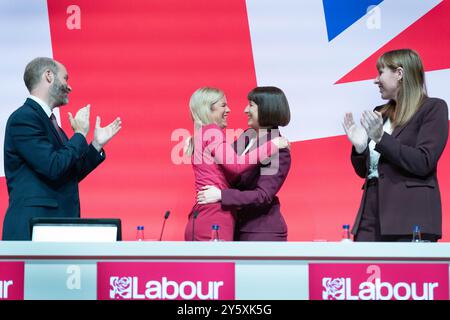 La Cancelliera dello Scacchiere Rachel Reeves si congratula con la sorella e presidente del partito laburista, Ellie Reeves, dopo aver partecipato alla conferenza del partito laburista a Liverpool. Data foto: Lunedì 23 settembre 2024. Foto Stock