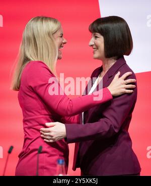 La Cancelliera dello Scacchiere Rachel Reeves si congratula con la sorella e presidente del partito laburista, Ellie Reeves, dopo aver partecipato alla conferenza del partito laburista a Liverpool. Data foto: Lunedì 23 settembre 2024. Foto Stock