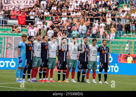 Palermo, Italia. 21 settembre 2024. I giocatori di Palermo e Cesena insieme durante il minuto di silenzio in memoria di Totò Schillaci. (Foto di Antonio Melita/Pacific Press) credito: Pacific Press Media Production Corp./Alamy Live News Foto Stock