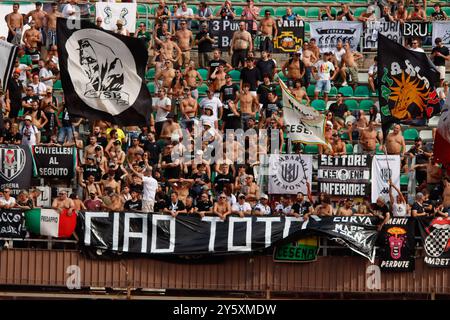 Palermo, Italia. 21 settembre 2024. Le ultras Cesena ricordano Totò Schillaci allo Stadio Renzo Barbera durante la partita Palermo-Cesena. (Foto di Antonio Melita/Pacific Press) credito: Pacific Press Media Production Corp./Alamy Live News Foto Stock