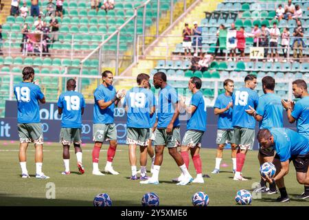 Palermo, Italia. 21 settembre 2024. I giocatori del Palermo rendono omaggio a Totò Schillaci allo Stadio Renzo Barbera prima della partita Palermo-Cesena. (Foto di Antonio Melita/Pacific Press) credito: Pacific Press Media Production Corp./Alamy Live News Foto Stock