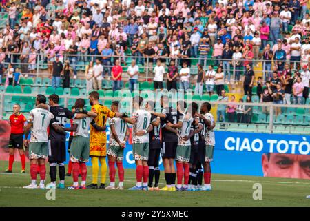 Palermo, Italia. 21 settembre 2024. I giocatori di Palermo e Cesena insieme durante il minuto di silenzio in memoria di Totò Schillaci. (Foto di Antonio Melita/Pacific Press) credito: Pacific Press Media Production Corp./Alamy Live News Foto Stock