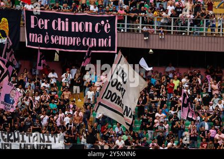 Palermo, Italia. 21 settembre 2024. Gli ultras palermitani ricordano TotÃ² Schillaci allo Stadio Renzo Barbera durante la partita Palermo-Cesena. (Credit Image: © Antonio Melita/Pacific Press via ZUMA Press Wire) SOLO PER USO EDITORIALE! Non per USO commerciale! Foto Stock