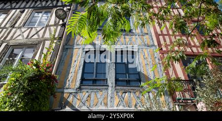 Edifici medievali in legno ben conservati nel centro di Rouen, Normandia, Francia settentrionale. Foto Stock