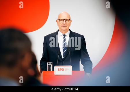 Dietmar Woidke, Ministerpraesident des Landes Brandenburg und Lars Klingbeil, Parteivorsitzender der SPD, aufgenommen im Rahmen einer Pressekonferenz in der Parteizentrale der SPD, im Willy-Brandt-Haus a Berlino, 23.09.2024. Berlin Deutschland *** Dietmar Woidke, Premier di Stato del Brandeburgo e Lars Klingbeil, presidente del partito SPD, in una conferenza stampa presso la sede del partito SPD, Willy Brandt Haus a Berlino, 23 09 2024 Berlino Germania Copyright: XFelixxZahnx Foto Stock