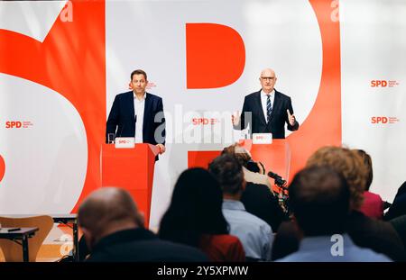 Dietmar Woidke, Ministerpraesident des Landes Brandenburg und Lars Klingbeil, Parteivorsitzender der SPD, aufgenommen im Rahmen einer Pressekonferenz in der Parteizentrale der SPD, im Willy-Brandt-Haus a Berlino, 23.09.2024. Berlin Deutschland *** Dietmar Woidke, Premier di Stato del Brandeburgo e Lars Klingbeil, presidente del partito SPD, in una conferenza stampa presso la sede del partito SPD, Willy Brandt Haus a Berlino, 23 09 2024 Berlino Germania Copyright: XFelixxZahnx Foto Stock