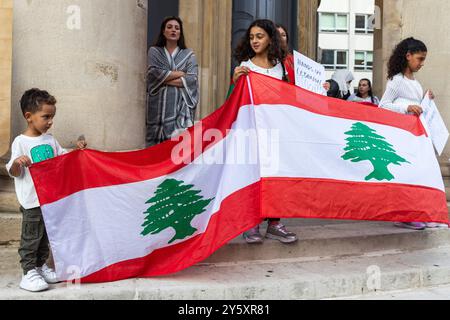 Londra, Regno Unito. 21 settembre 2024. I bambini detengono bandiere libanesi vicino al quartier generale della BBC durante una protesta chiamata a criticare la copertura dell'emittente sugli attacchi israeliani al Libano nella scorsa settimana. Si sono inoltre riuniti per mostrare solidarietà al popolo libanese e palestinese, per esprimere la loro indignazione per il modo indiscriminato degli attacchi israeliani e per chiedere un embargo britannico sulle armi contro Israele. Crediti: Mark Kerrison/Alamy Live News Foto Stock