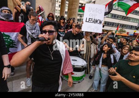 Londra, Regno Unito. 21 settembre 2024. I manifestanti si riuniscono fuori dal quartier generale della BBC per criticare la copertura dell'emittente sugli attacchi israeliani al Libano nella scorsa settimana. Si sono inoltre riuniti per mostrare solidarietà al popolo libanese e palestinese, per esprimere la loro indignazione per il modo indiscriminato degli attacchi israeliani e per chiedere un embargo britannico sulle armi contro Israele. Crediti: Mark Kerrison/Alamy Live News Foto Stock