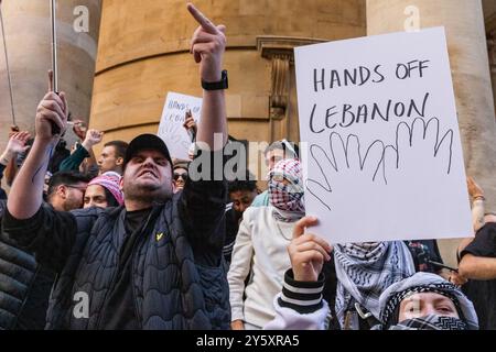 Londra, Regno Unito. 21 settembre 2024. I manifestanti si riuniscono fuori dal quartier generale della BBC per criticare la copertura dell'emittente sugli attacchi israeliani al Libano nella scorsa settimana. Si sono inoltre riuniti per mostrare solidarietà al popolo libanese e palestinese, per esprimere la loro indignazione per il modo indiscriminato degli attacchi israeliani e per chiedere un embargo britannico sulle armi contro Israele. Crediti: Mark Kerrison/Alamy Live News Foto Stock