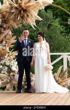 Foto ravvicinata di fiori bianchi a forma di ciotola con spiccati stami gialli dell'arancia finta dolce o del pino inglese (Philadelphia coronarius) al sole Foto Stock