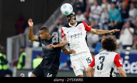 Francoforte, Germania. 21 settembre 2024. GER, Francoforte, 1. Bundesliga, football, Eintracht Frankfurt - Borussia Moenchengladbach, Deutsche Bank Park, 21 settembre 2024, partita di campionato, 4° giorno di partita, uomini, stagione 2024/25 f.le. Appello di Alassane (Borussia Moenchengladbach, 14) contro Ellyes Skhiri (Eintracht Frankfurt, 15) credito: HMB Media/Alamy Live News Foto Stock