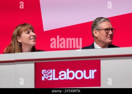 Liverpool, Regno Unito. 23 settembre 2024. Keir Starmer con Angela Rayner ascolta il discorso di Rachel Reeves al secondo giorno della conferenza del Partito Laburista 2024 a Liverpool nel Regno Unito. Foto: Garyroberts/worldwidefeatures.com immagine: Garyroberts/worldwidefeatures.com credito: GaryRobertsphotography/Alamy Live News credito: GaryRobertsphotography/Alamy Live News Foto Stock