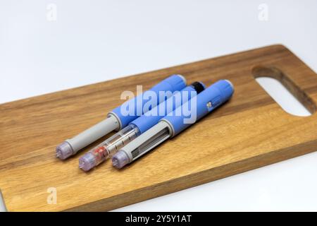 Penna per iniezione di insulina Ozempic per diabetici e perdita di peso su un tagliere. Foto di alta qualità Foto Stock