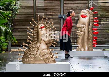 Londra, Regno Unito. 23 settembre 2024. Ogni giorno prego per l'amore - donne con collane, con profilo femminile, tutti i 2024 - Yayoi Kusama, OGNI GIORNO PREGO PER L'AMORE, una nuova mostra che si svolge dal 25 settembre al 2 novembre 2024 a Victoria Miro, Wharf Road, Londra. È la quattordicesima mostra personale dell'artista con la galleria e presenta in anteprima una nuova Infinity Mirror Room e opere dell'ultima serie di dipinti e sculture di Kusama. Crediti: Guy Bell/Alamy Live News Foto Stock