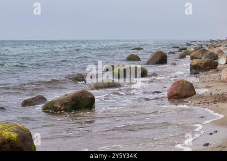 Rocce nell'acqua in un giorno primaverile nel Mar Baltico nella Germania settentrionale. Foto Stock